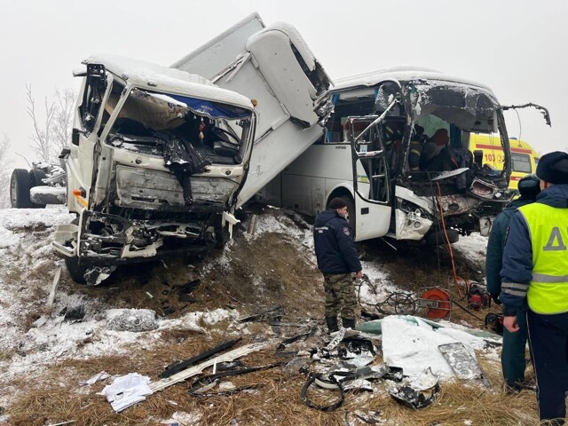 Момент ДТП с участием автобуса и рефрижератора под Белогорском