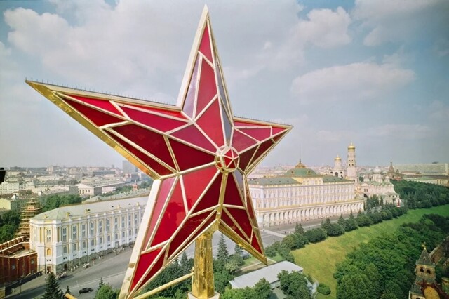 Не нравятся красные звёзды на башнях Кремля? А ничего, что первая «пентаграмма» появилась там ещё в те годы, когда Кремль был Белокаменным?