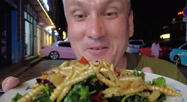 Китайский уровень экономии - разводить дома червей на еду