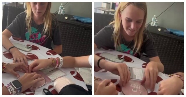 Подростки пытаются достать диск из коробки