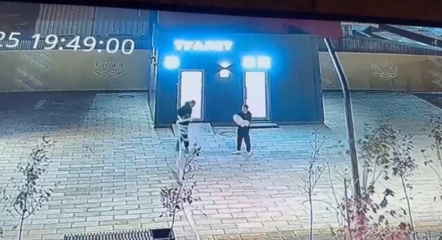 Подростки обмотались туалетной бумагой и били стекла