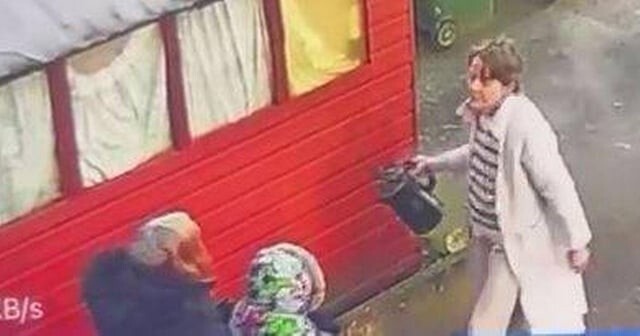 В Великобритании соседка облила кипятком бабушку с внуком
