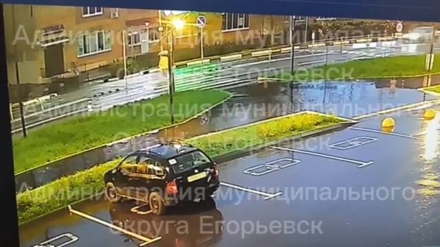 Неприметный пешеход в желтом