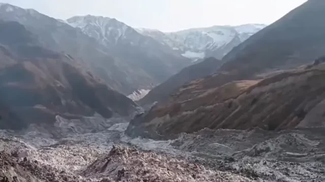 Грандиозное зрелище: огромный кусок откололся от ледника в Таджикистане