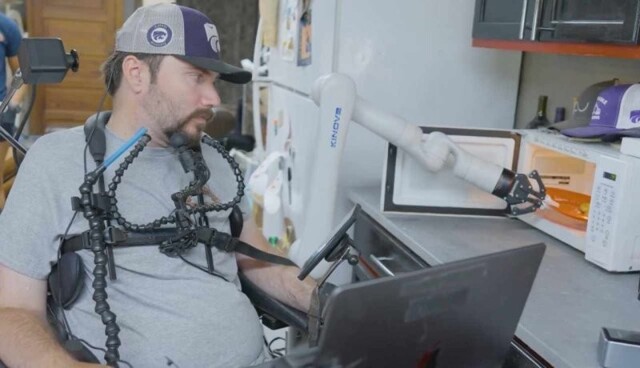 Пациент с параличом управляет роботизированной рукой с помощью нейроимпланта