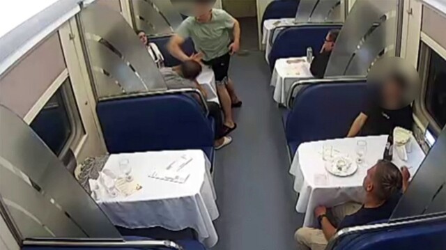 В Тверской области пьяный пассажир поезда избил попутчика и укусил электромеханика