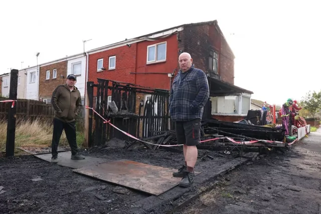 Мужчина потратил 19 лет на инсталляцию на Хэллоуин, которую подожгли из зависти