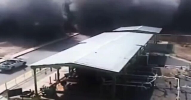 Момент взрыва на нефтеперерабатывающем заводе в США