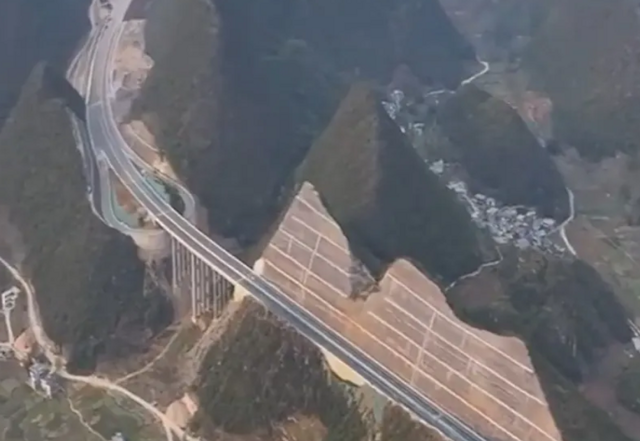 В Китае разрезали горы для возведения моста-рекордсмена!