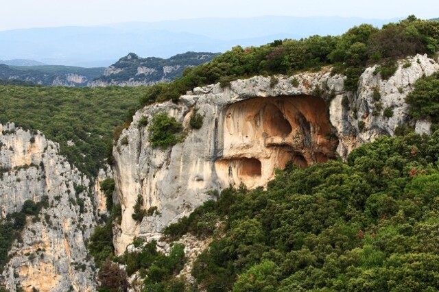 77-летний мужчина упал в глубокую ловушку и три дня был вынужден пить только вино