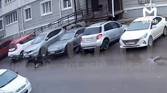 Самокатчик в Казани немного не справился с управлением и влетел в редкую Mazda RX 8