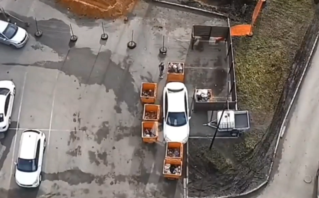 В Челябинске водитель мусоровоза наказал водителя, который перегородил проезд