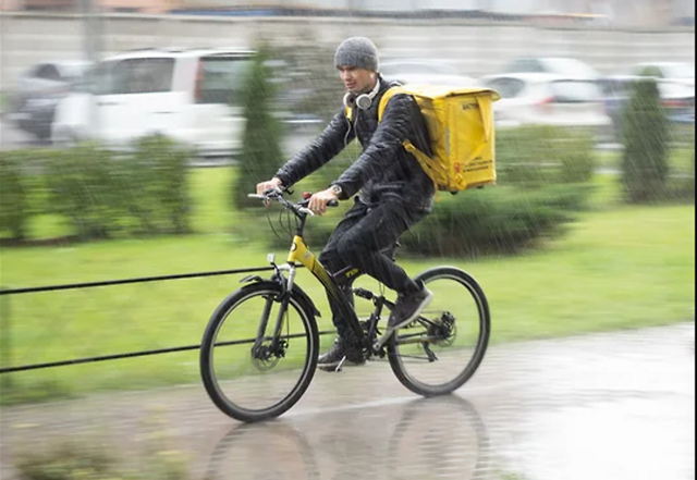 С мигрантов снимают курьерские рюкзаки