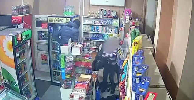 Продавщица не испугалась вооруженного грабителя