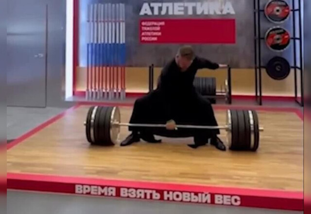 «С Божьей помощью»:  священник одной рукой поднял штангу 200 кг