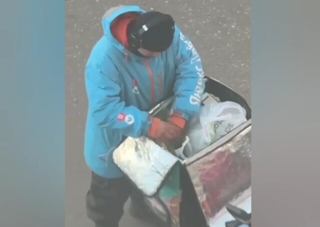 Если вы не досчитались яблока и банана в своём заказе, то их украл он