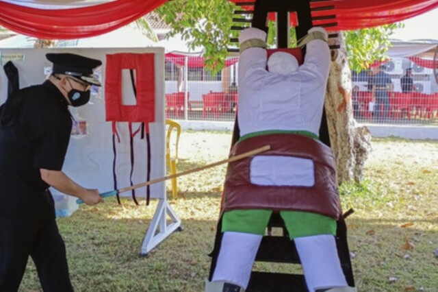 В Сингапуре будут пороть мошенников розгами