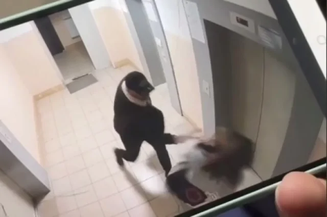 Мужчина напал на женщину в подъезде жилого дома