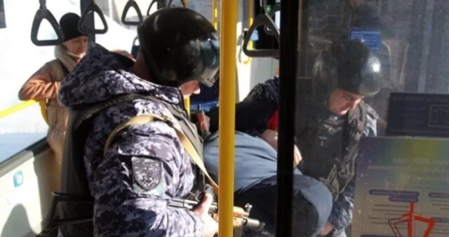 Мужчина разбил телефоном стекло в трамвае