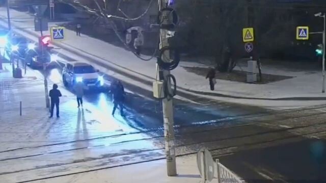 В Екатеринбурге автомобилист сбил двух девочек на пешеходном переходе и скрылся с места происшествия