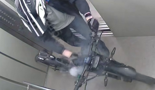 Аккумулятор электровелосипеда загорелся в лифте