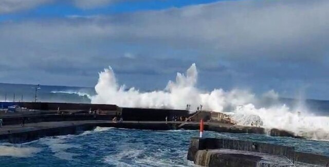 Туристов смыло гигантской волной в Испании