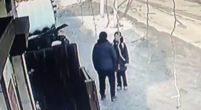 Извращенец повалил школьницу на землю и поцеловал