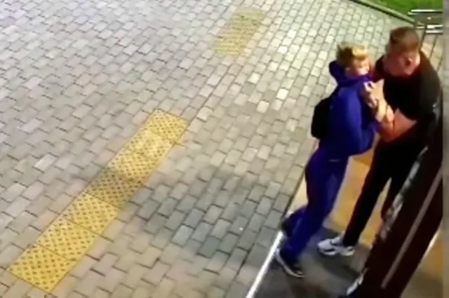 В Краснодаре отец грубо разобрался с подростком, который плюнул в его дочь