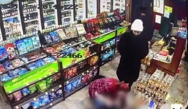 В Иркутске женщина в стиле ММА жестоко впечатала продавщицу в пол и сбежала