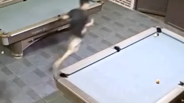 Семейная дисциплина по-вьетнамски: жена силой забрала мужа из бильярдной