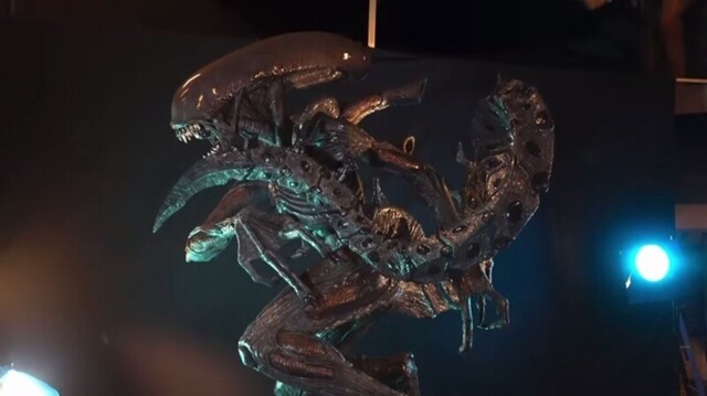 Скульптура Чужого из подручных материалов