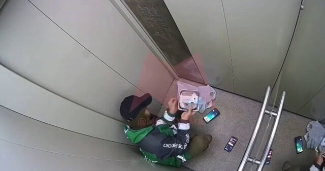 Курьер поковырялся в носу, а затем потрогал торт клиента