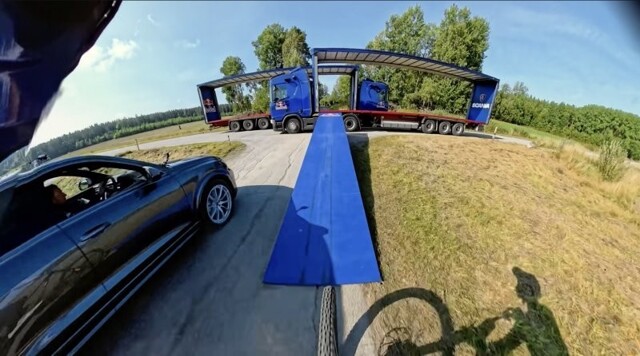 Шокирующий трюк на велосипеде: через две фуры одновременно