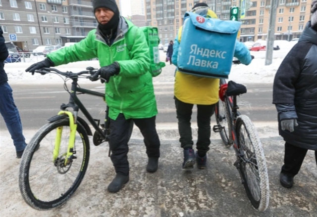В Петербурге вступил в силу запрет на работу мигрантов-курьеров