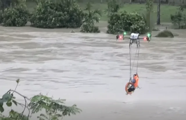 Вьетнамский фермер спас мужчину дроном во время наводнения