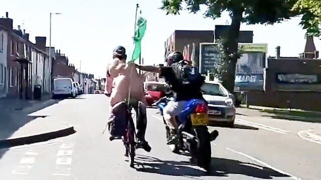 В Великобритании мотоциклист напал на нудиста и полицейских