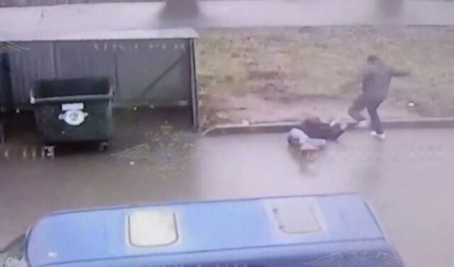 Мужчина избил знакомого и накрыл его мусорным контейнером