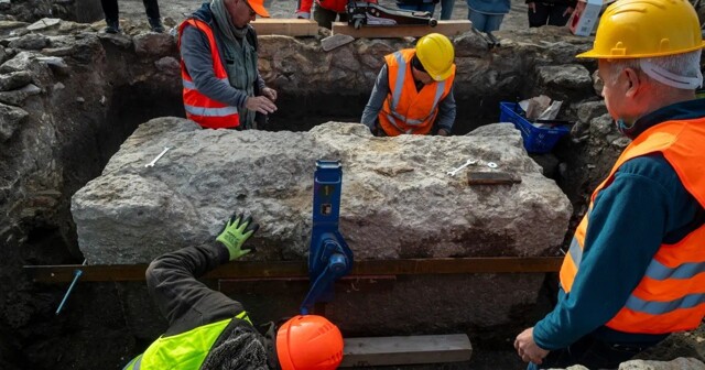 Археологи вскрыли запечатанный 1700 лет назад римский саркофаг