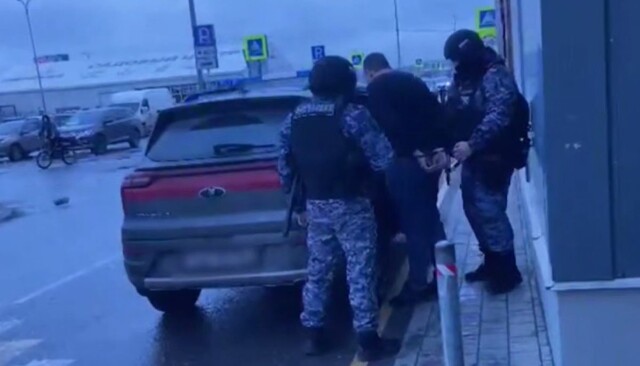 Мужчина менял ценники с дешевых товаров на дорогие, а после покупал их