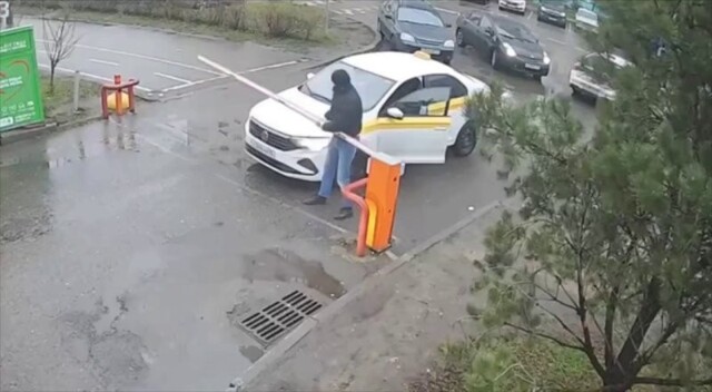 ‍️В Красногорске таксист-мигрант сломал шлагбаум, который мешал ему забрать клиента