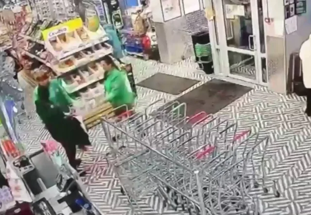 Москвичка с ножом напала на кассира магазина и похитила косметику