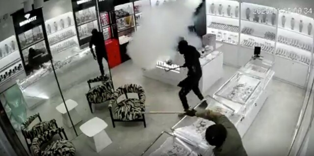 Дымовая ловушка: сотрудник ювелирного магазина сорвал попытку  ограбления
