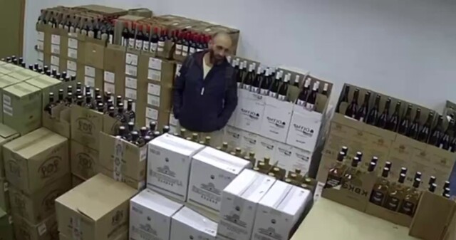 Бородач похитил коробку с коньяком из магазина в Москве