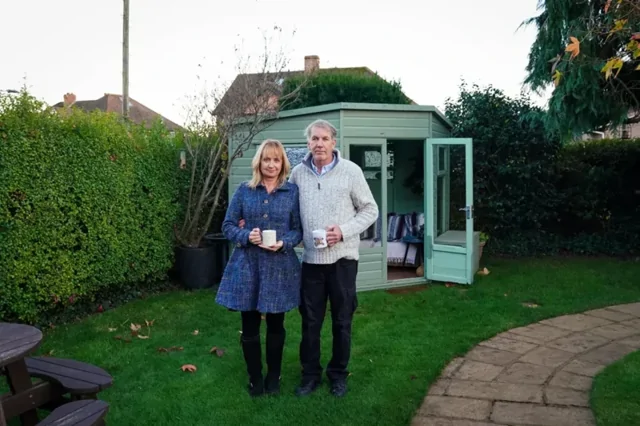 Соседи заставляют мужчину снести дом в саду, называя его работу "незаконной постройкой"