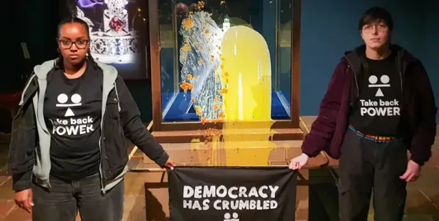 В Лондоне активисты забросали яблочным пирогом корону Британской империи