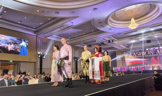 В Бангкоке впервые прошел показ традиционных костюмов Таиланда и России