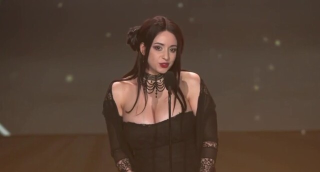 Женщина с синдромом Туретта  объявляет номинантов премии стримеров