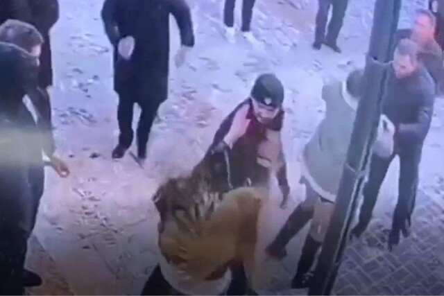 В Нижнем Тагиле девушку избили за отказ познакомиться и украли сумку