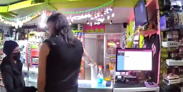 Продавец выпроводил грабительницу из магазина