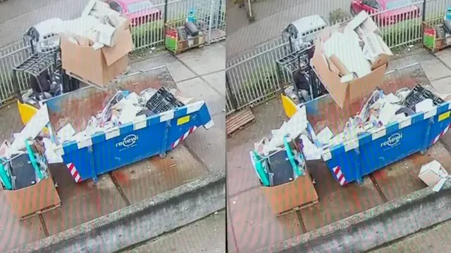 Водитель погрузчика борется с упрямым ящиком